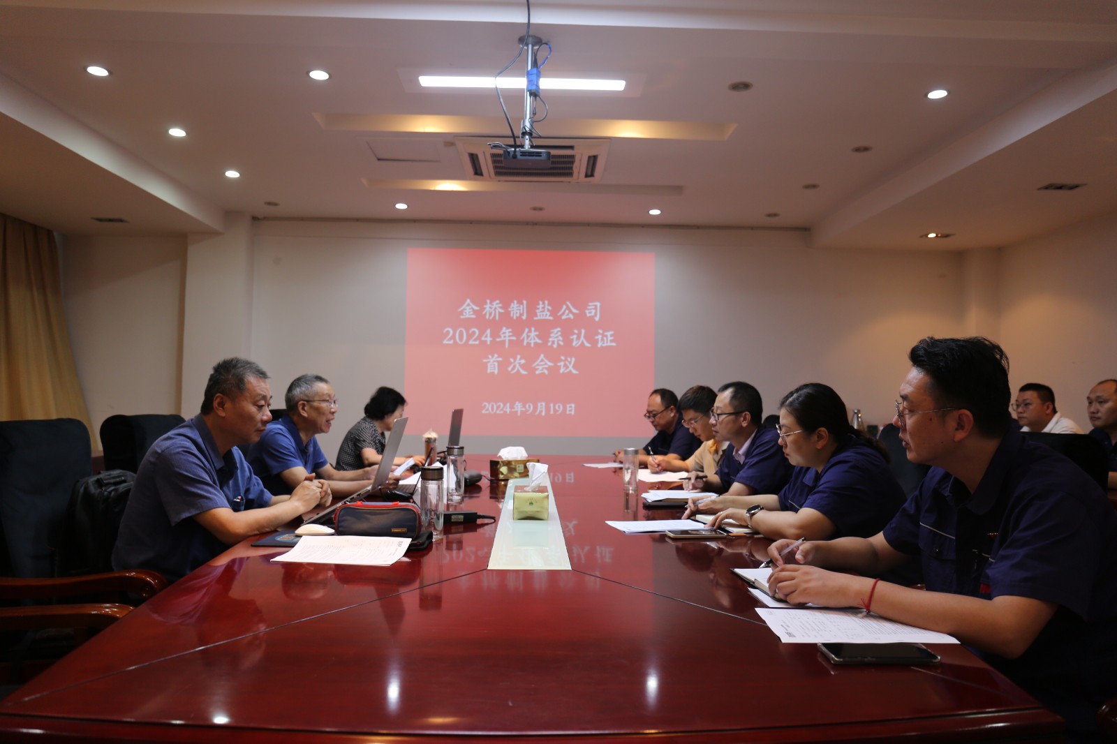 近日，金橋制鹽公司通過北京世標(biāo)認(rèn)證中心審核，給予食品安全管理體系、環(huán)境管理體系和職業(yè)健康安全管理體系認(rèn)證“保持認(rèn)證資格”的監(jiān)督審核結(jié)論，給予質(zhì)量管理體系認(rèn)證“再次注冊”的再認(rèn)證審核結(jié)論。通過審核，是對公司精細(xì)化管理成果的檢驗，促進(jìn)公司內(nèi)控管理水平持續(xù)提升。（李曉月）