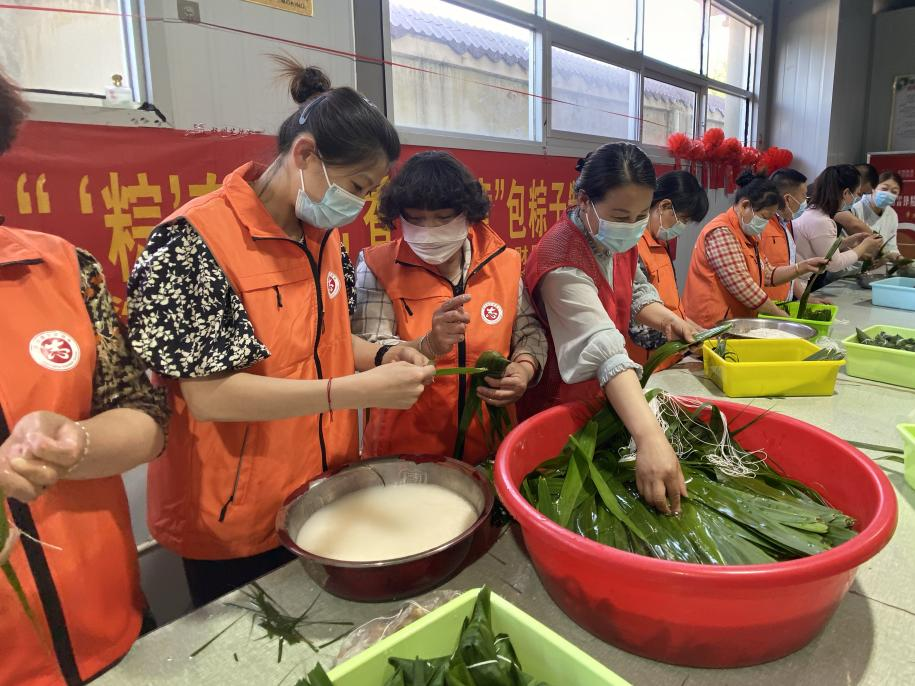 青口供電所黨支部聯(lián)合生產(chǎn)生活服務(wù)中心分會(huì)、黃沙坨社區(qū)，共同舉辦“悠悠艾草香 濃濃端午情”系列活動(dòng)。.png